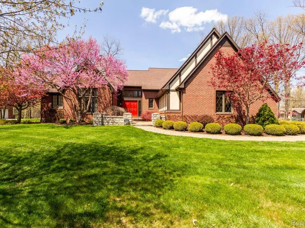 8450 Sherwood Dr, Grosse Ile, MI 48138