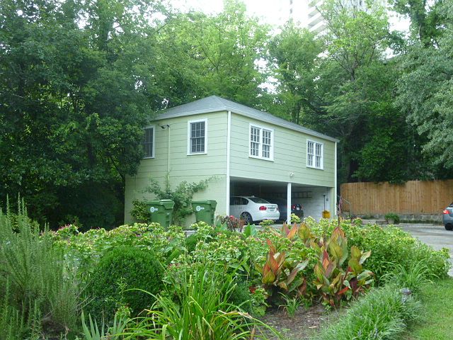 1BR/1BA carriage house above parking bays for duplex in front