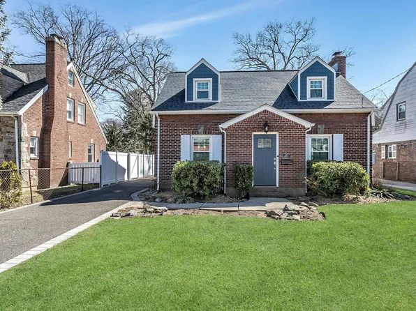 267 Hempstead Gardens Drive, West Hempstead, NY 11552