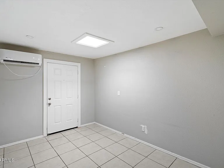 703 W 1st Pl #4 — Photo 4