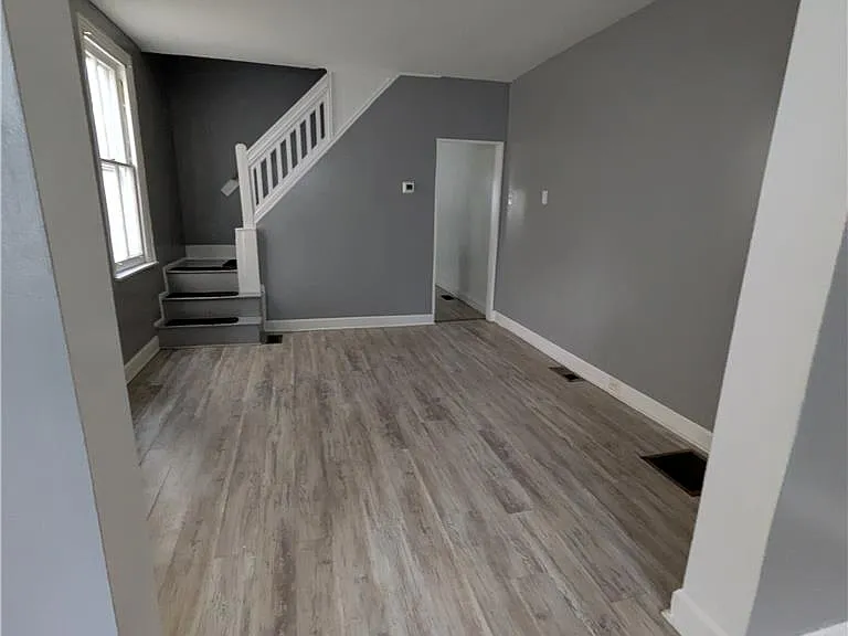 329 E Broad St — Photo 3