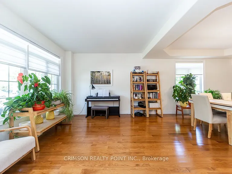 2304 Canterbury Cres — Photo 7