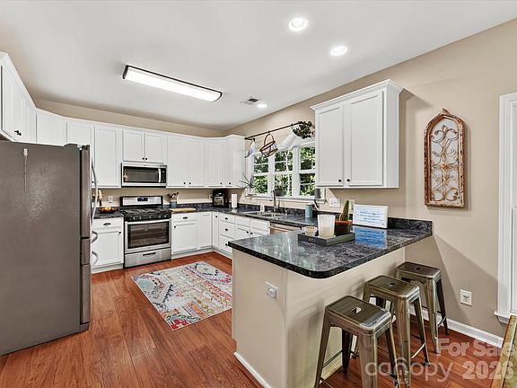 4th image of 150 W Cavendish Dr
