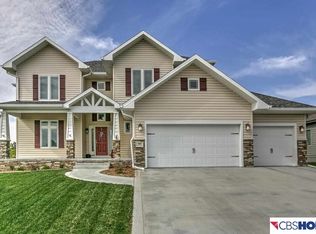 318 Eagle Hills Dr, Papillion, NE 68133