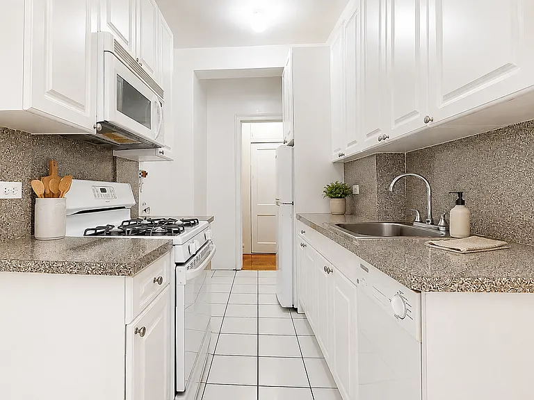 145 W 96th St #2F — Photo 4