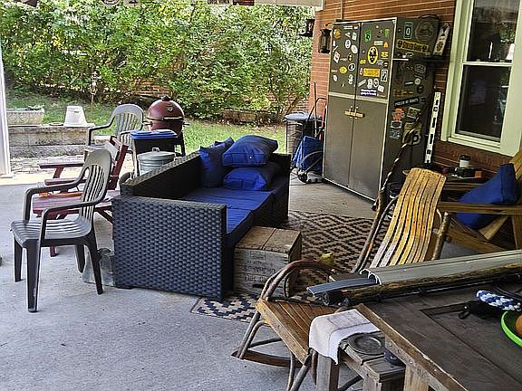 Huge patio w/2 ceiling fans 