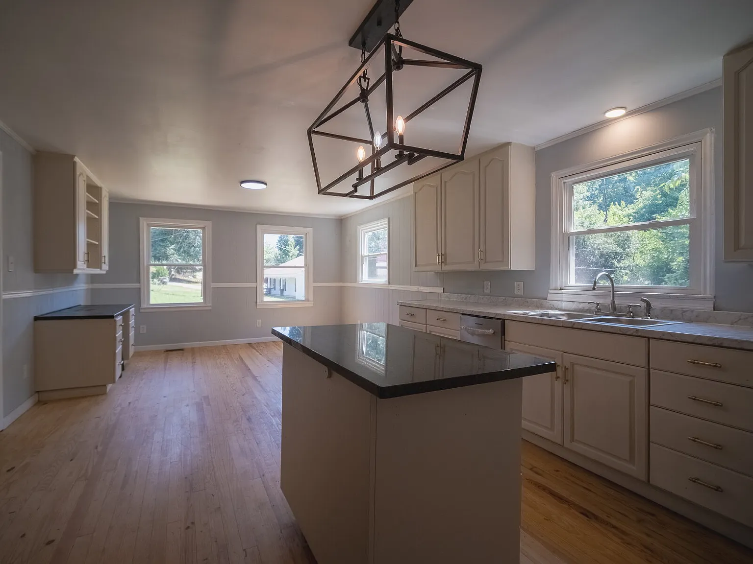 3 bed, 2.0 bath, 1233 sqft, $1,995 — Photo 3