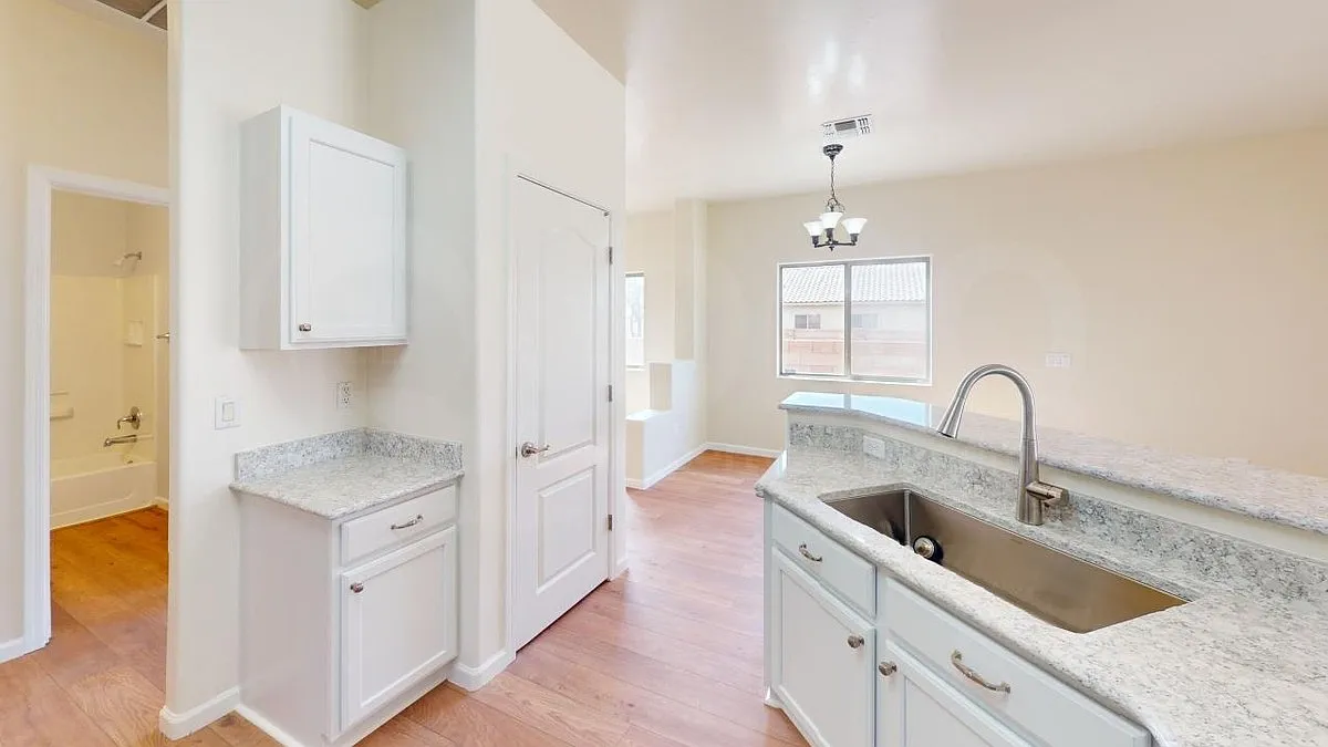 4 bed, 2.0 bath, 1660 sqft, $2,149 — Photo 3