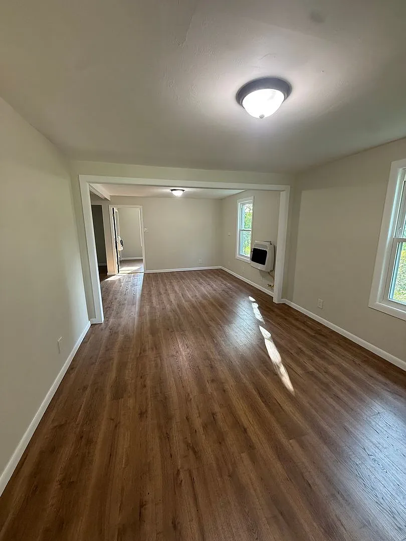 4 bed 2 bath — Photo 2