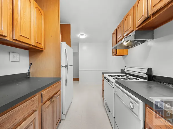 383 Grand Street image 13 of 25