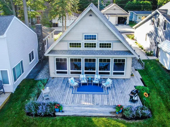 2061 Archwood Dr, Wayland, MI 49348