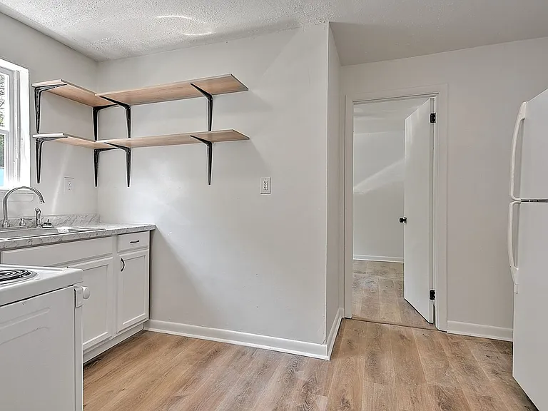 716 W G St — Photo 6
