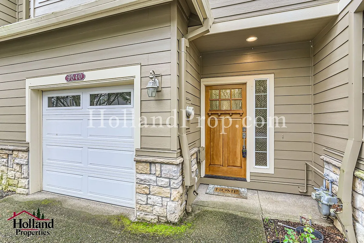 Building Photo - 9540 SW Lodestone Dr #D