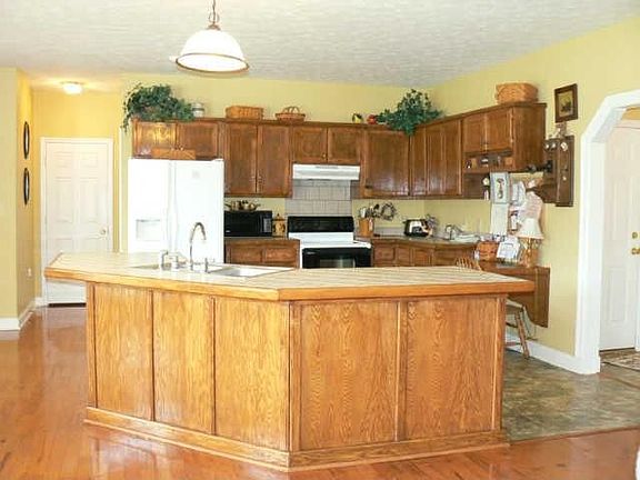 3rd image of 349 Cummings Ln