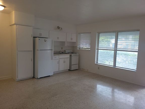 3rd image of 823-827 SW 25th St #823