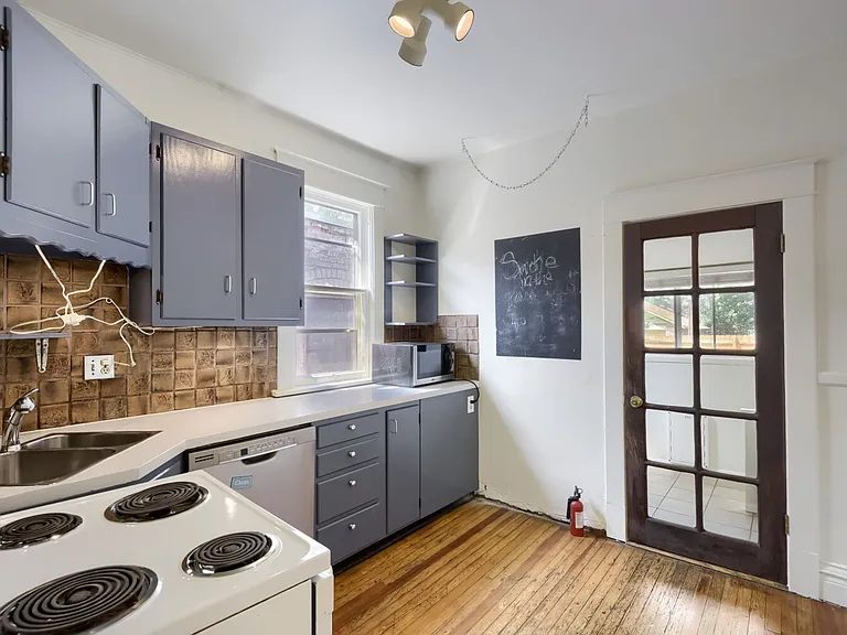 1055 S Pearl St — Photo 3
