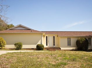 1560 Tanglewood Dr, Hickory, NC 28601