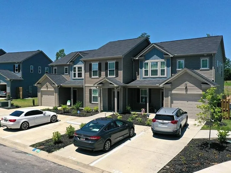 1911 Butternut Dr — Photo 2