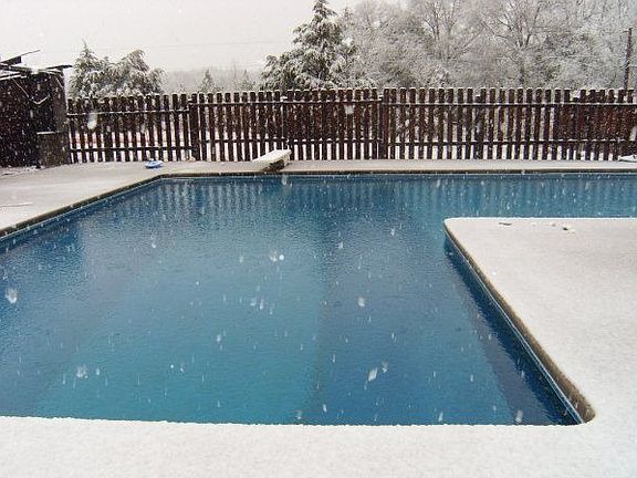 Pool during snow 09