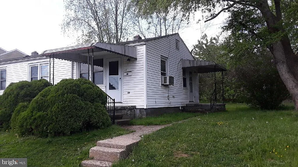 2 bed, 1.0 bath, 750 sqft, $1,300 — Photo 1