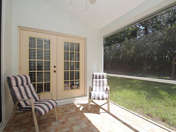 Terra cotta screened lanai