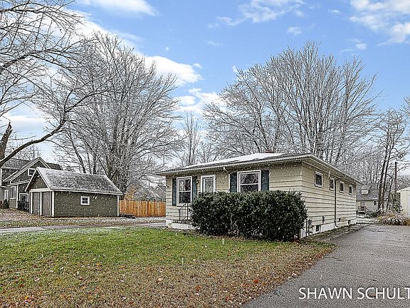 4th image of 220 Woodward St