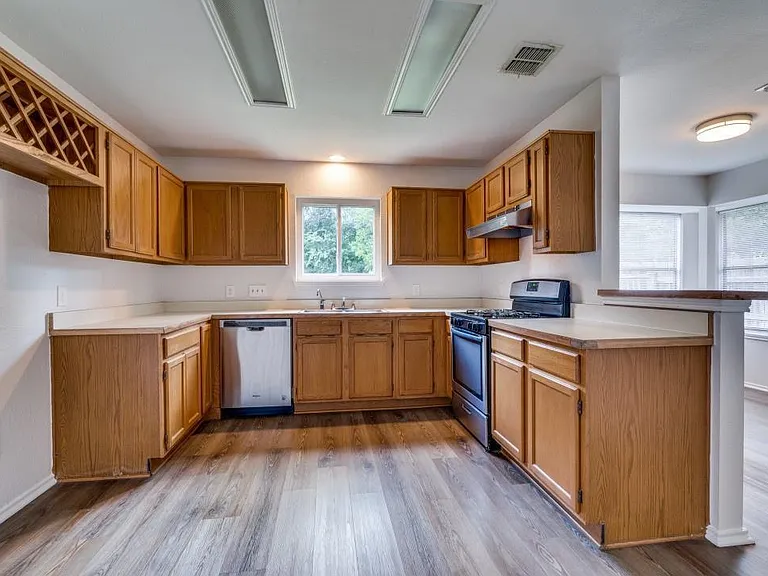 15902 De Peer Ave — Photo 5