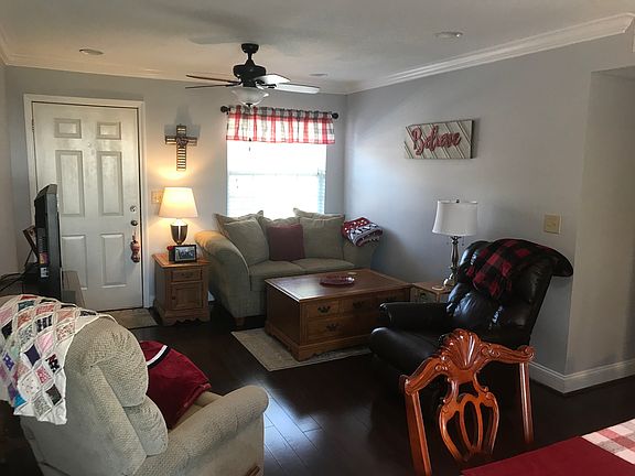 3rd image of 421 Penny Ln