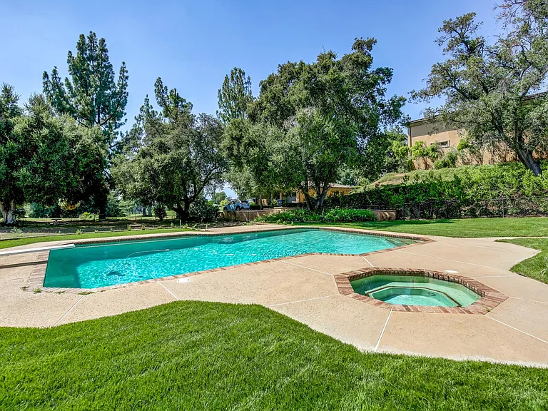 1710 Country Club Dr — Photo 52