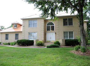 6 Country Club Dr, Hurricane, WV 25526