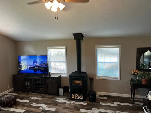 699 Old Mill Run NE, Linton, IN 47441