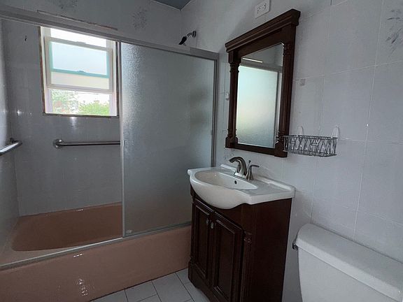2nd image of 1050 Waring Ave #1