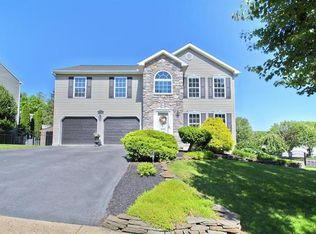 5042 Foxdale Dr, Whitehall, PA 18052