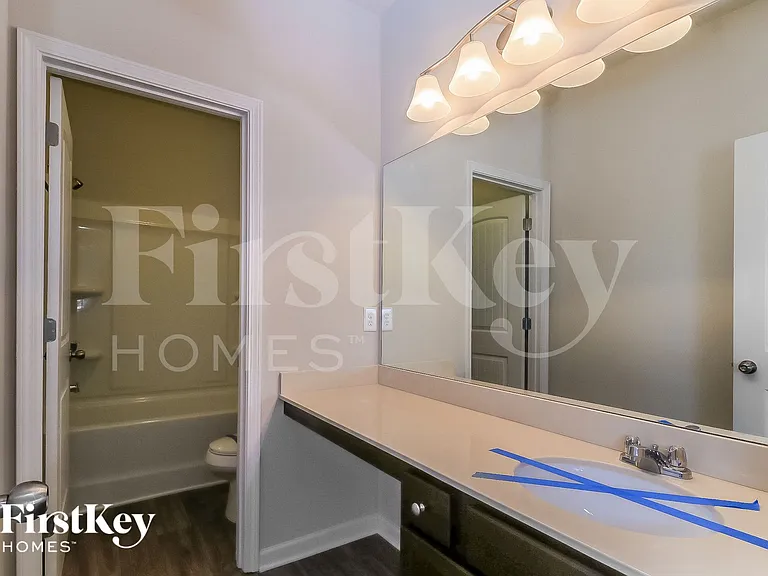 100 Howard Ave — Photo 11