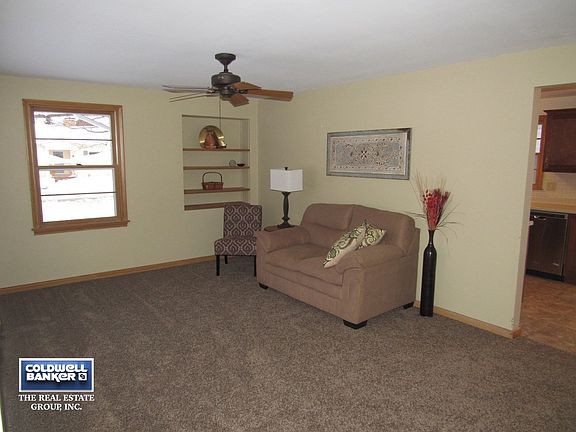 Spacious living w/built in