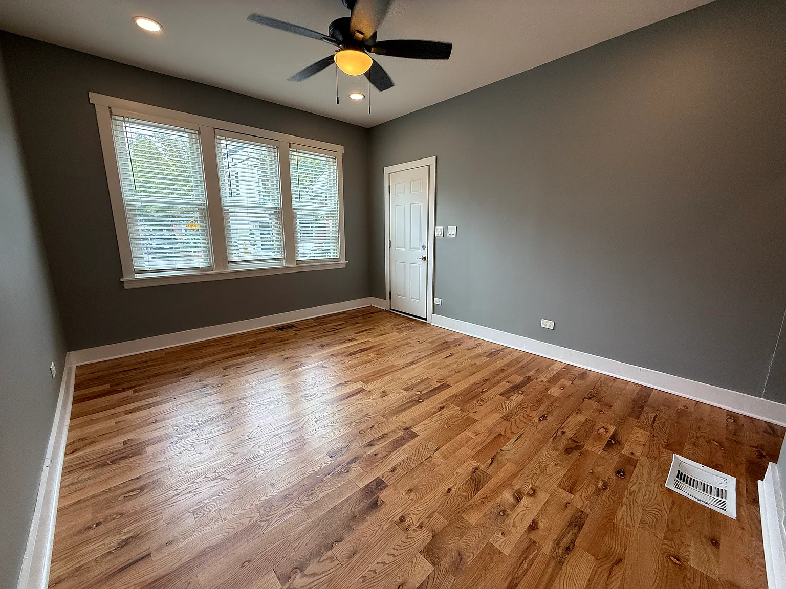 955 W 18th St — Photo 3