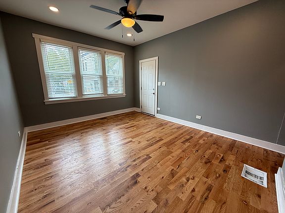 3rd image of 955 W 18th St #1