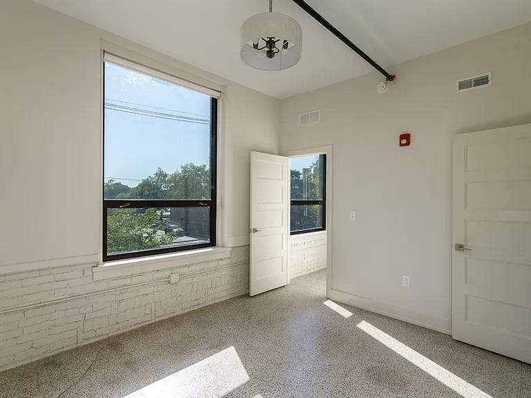 875 Michigan Ave — Photo 49