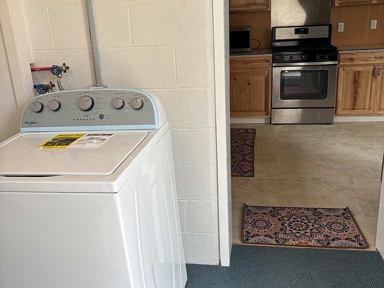 utility/mud room into kitchen