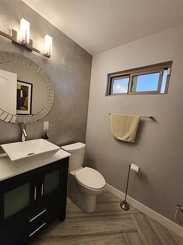Guest 1/2 bathroom