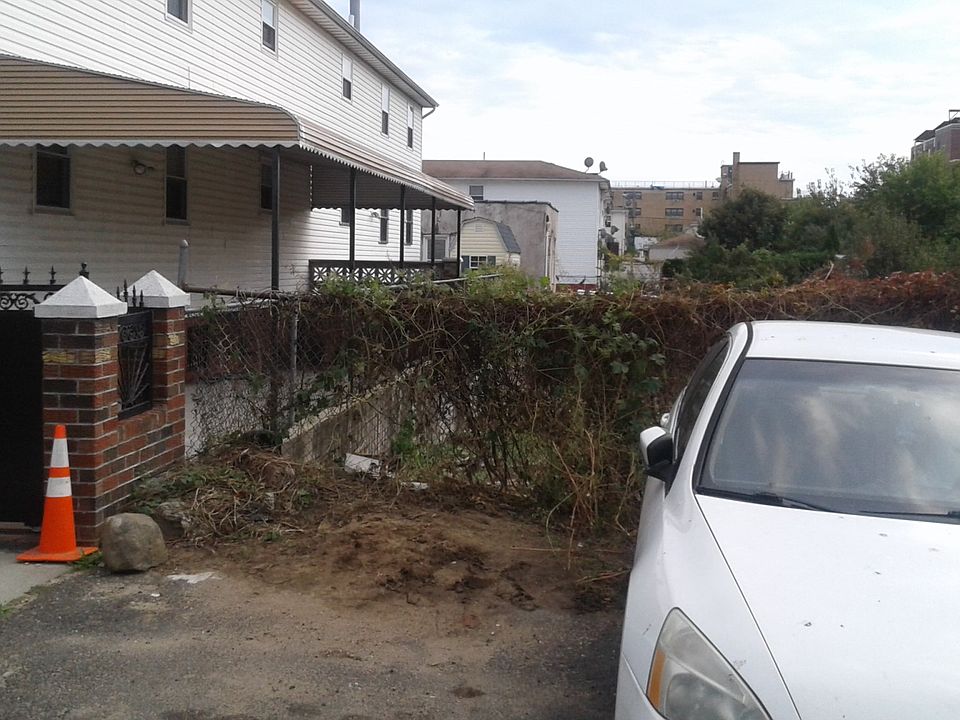 2nd image of 1474 Blake Ave