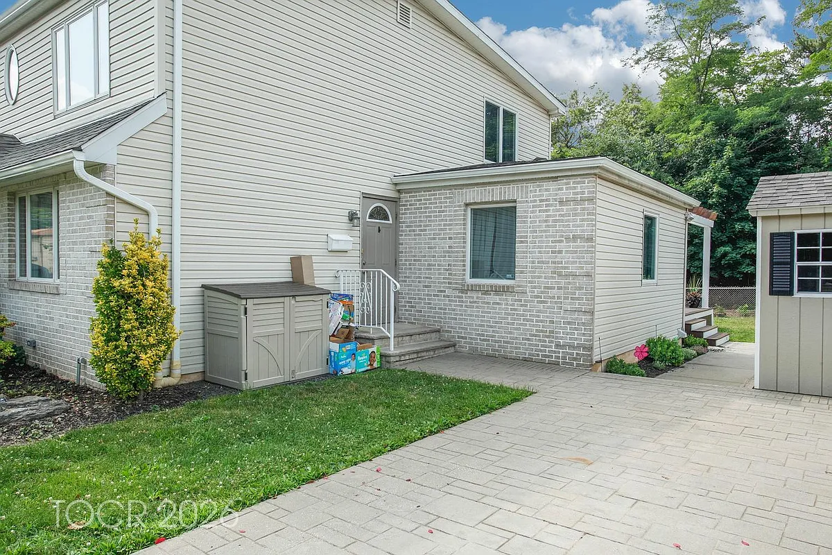 Building Photo - 44 Chamberlain Ave #2