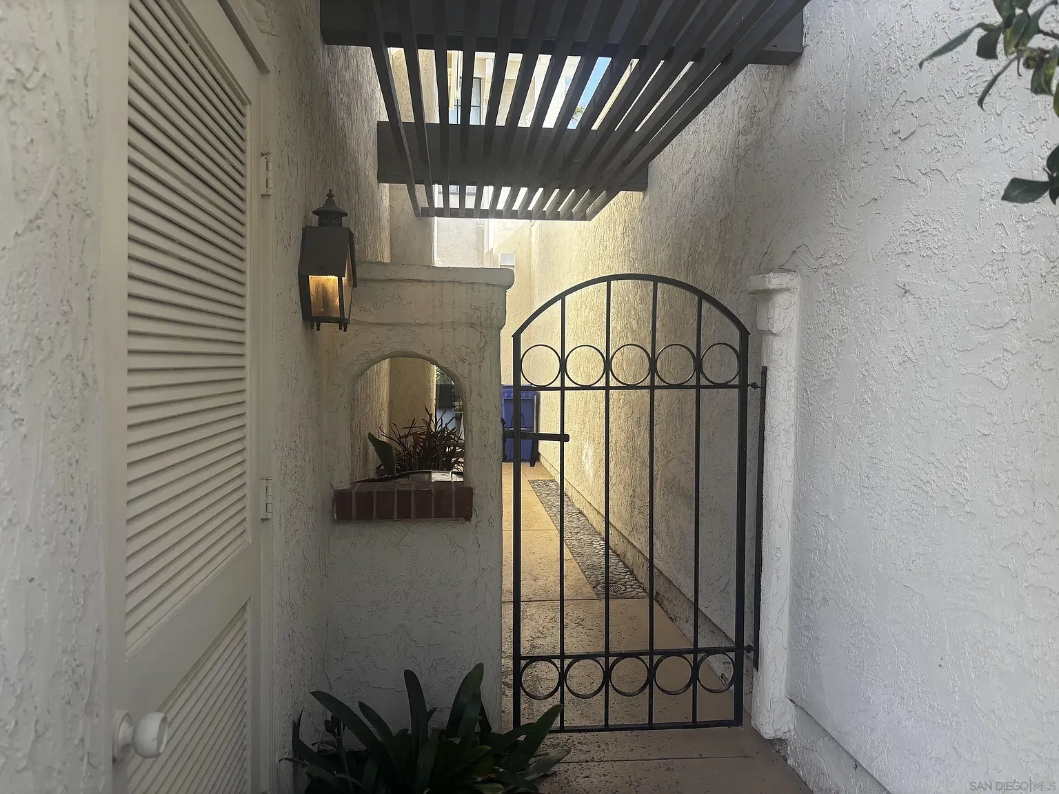 3 bed, 3.0 bath, 1850 sqft, $6,200 — Photo 3