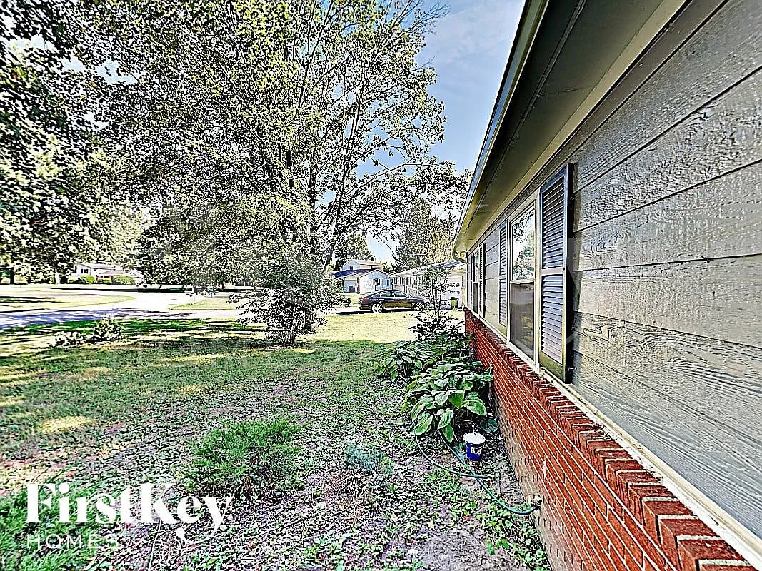 4 bed, 2.0 bath, 1971 sqft, $2,530 — Photo 2