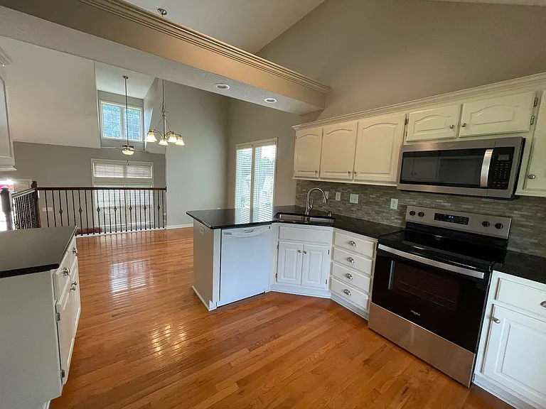 12213 Bennington Ave — Photo 6