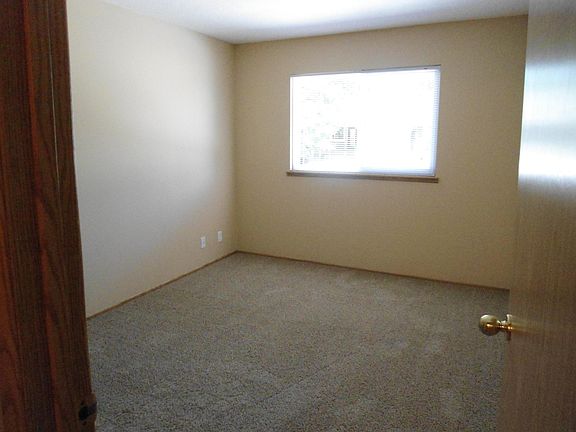 Large bedrooms (13'x9'5)