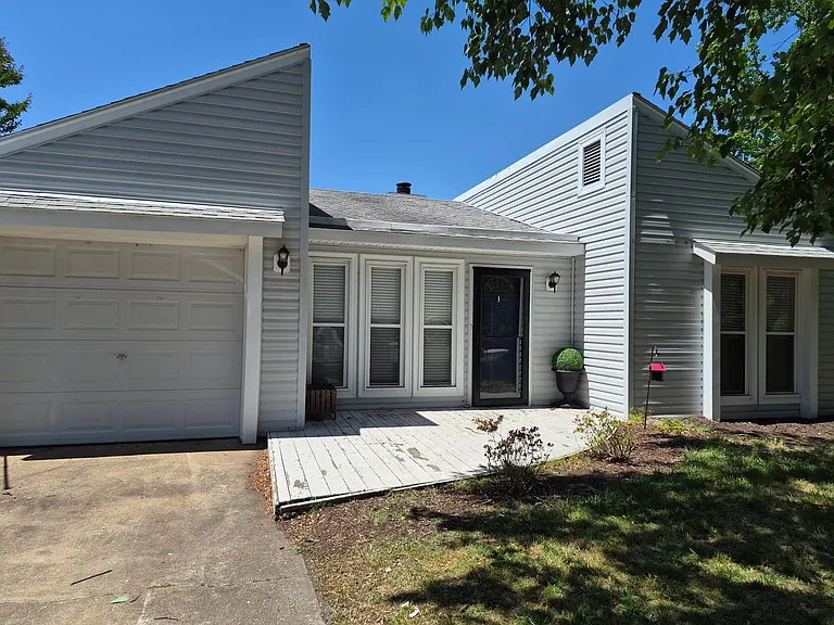 1301 Cypress Pl — Photo 3