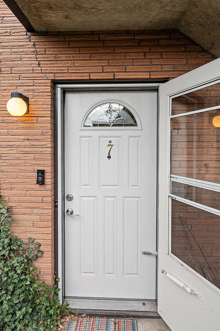 1 bed, 700 sqft, $1,200 — Photo 3