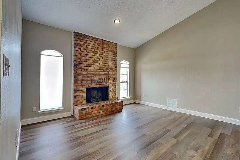3 bed, 2.0 bath, 1521 sqft, $2,100 — Photo 2