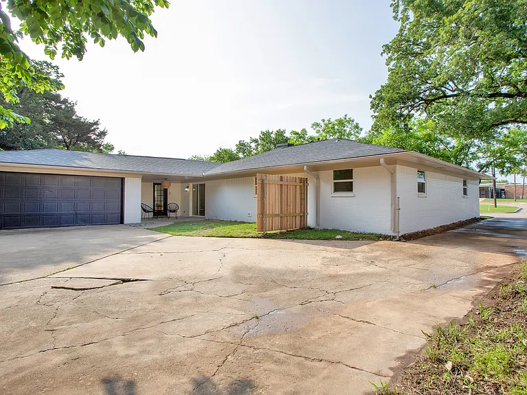2910 W Crawford St — Photo 37